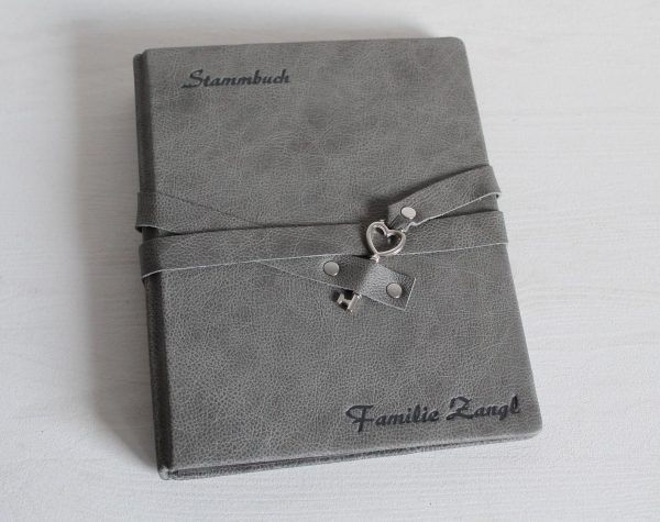 Stammbuch "Herz-Schlüssel" aus grauem Nappaleder,  DIN A5